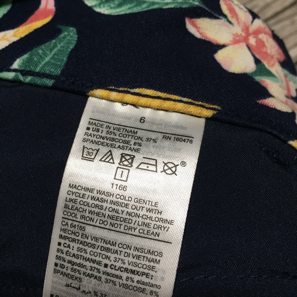 Old Navy Pixie Floral Pants Women’s 6 Navy Blue Mid Rise Stretch (Inseam 29) - Picture 8 of 9